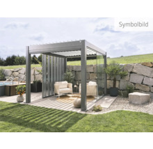 Terrasse mit Pergola, Sitzmöbeln und Steinmauer im Garten