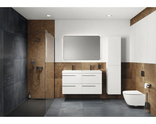 Modernes Badezimmer mit Dusche, Waschtisch, Spiegel und Toilette.