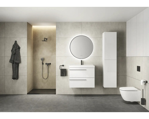 Modernes Badezimmer mit Dusche, Waschtisch, Spiegel, Toilette und Stauraum