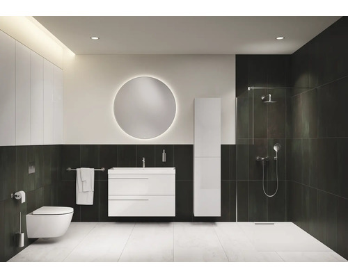 Helles Badezimmer mit Toilette, Waschtisch, Spiegel und Dusche