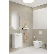 Badezimmer mit Waschbecken, Spiegelschrank, Toilette und Handtuchhalter in hellem Design