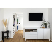 Helles Zimmer mit Kommode, Fernseher und offenem Kleiderschrank