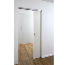 Teilweise geöffnete weiße Schiebetür in einem hellen Raum mit Holzboden