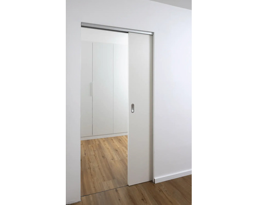 Teilweise geöffnete Schiebetür in einem hellen Raum mit Holzboden und Kleiderschränken