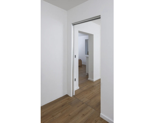 Helle Wohnung mit Schiebetür und Holzboden