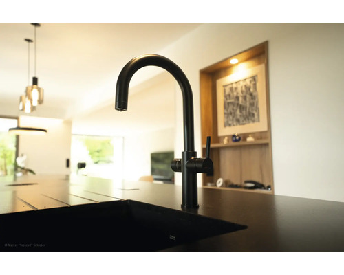Schwarzer Küchenarmatur an einer Spüle in einer modernen Küche.