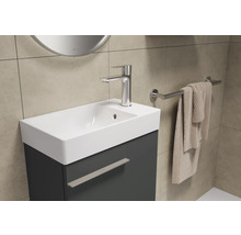 Badezimmer-Szene mit Waschtisch, Armatur und Handtuchhalter