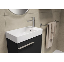 Badezimmer mit Waschbeckenunterschrank, Armatur und Handtuchhalter