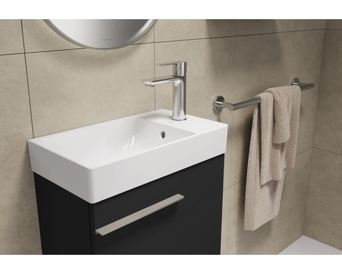 Badezimmer mit Waschbeckenunterschrank, Armatur und Handtuchhalter