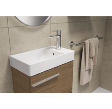 Waschtisch mit Unterschrank, Armatur und Handtuchhalter im Badezimmer