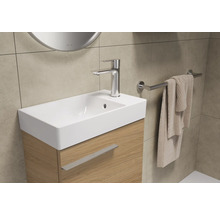 Badezimmerwaschtisch mit Armatur und Handtuchhalter
