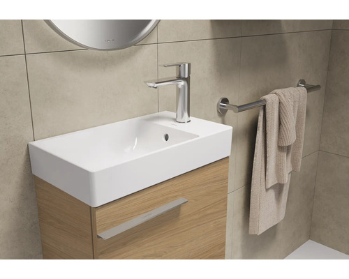 Badezimmerwaschtisch mit Armatur und Handtuchhalter