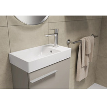 Modernes Badezimmer mit Waschtisch, Armatur und Handtuchhalter