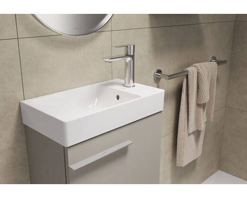 Modernes Badezimmer mit Waschtisch, Armatur und Handtuchhalter