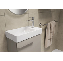 Badezimmer mit Waschbeckenunterschrank, Armatur und Handtuchhalter.