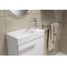 Badezimmer mit Waschtisch, Armatur und Handtuchhalter