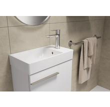 Modernes Badezimmer mit Waschtischunterschrank, Armatur und Handtuchhalter