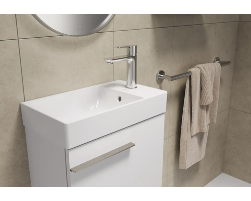 Modernes Badezimmer mit Waschtischunterschrank, Armatur und Handtuchhalter