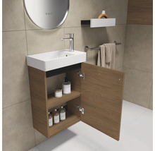 Badezimmer mit Waschtisch, Spiegel, Ablage und Handtuchhalter