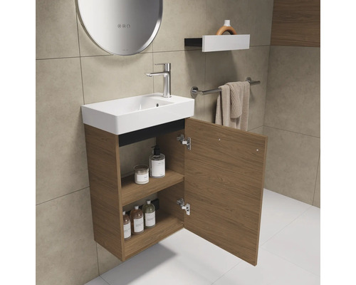 Badezimmer mit Waschtisch, Spiegel, Ablage und Handtuchhalter