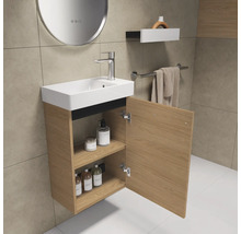 Badezimmer mit Waschtischunterschrank in Holzoptik, offenem Schrank und Aufsatzwaschbecken