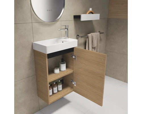 Badezimmer mit Waschtischunterschrank in Holzoptik, offenem Schrank und Aufsatzwaschbecken