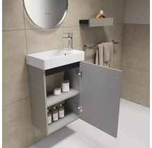 Badezimmer mit Waschbecken, Armatur, Spiegel, Regal und Handtuchhalter