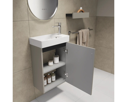 Badezimmer mit Waschbecken, Armatur, Spiegel, Regal und Handtuchhalter