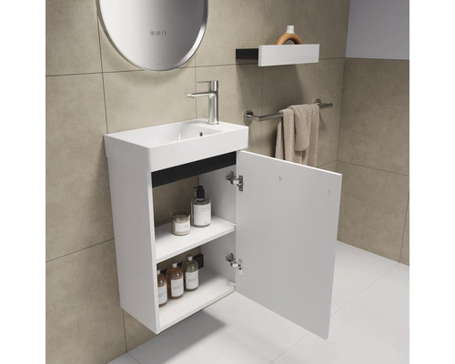 Modernes Badezimmer mit Waschtisch, Spiegel und offenem Unterschrank