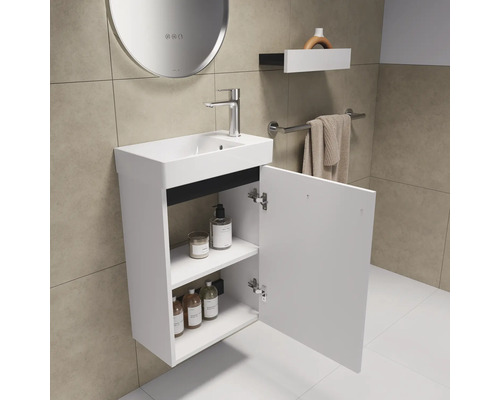 Badezimmer Waschbeckenunterschrank mit offenem Schrank und diversen Badutensilien