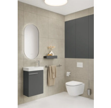 Modernes Badezimmer mit Waschtisch, Spiegel, Toilette und Ablage