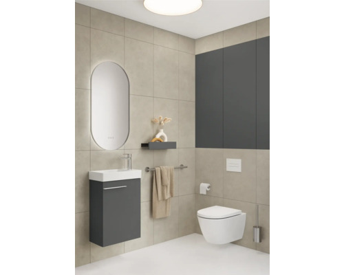 Modernes Badezimmer mit Waschtisch, Spiegel, Toilette und Ablage