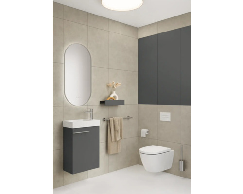 Modernes Badezimmer mit Waschtisch, Spiegel, Toilette und Ablage