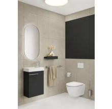 Modernes Badezimmer mit Waschtisch, Spiegel, Toilette und Wandregal für ein stilvolles Ambiente