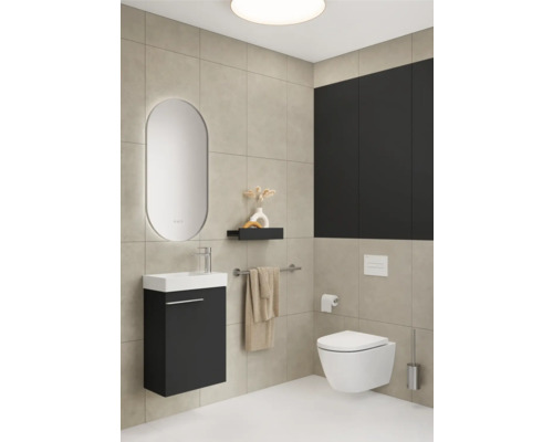 Modernes Badezimmer mit Waschtisch, Spiegel, Toilette und Wandregal für ein stilvolles Ambiente