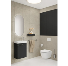 Badezimmer mit Waschtisch, Spiegel, Toilette und Accessoires in hellem Design