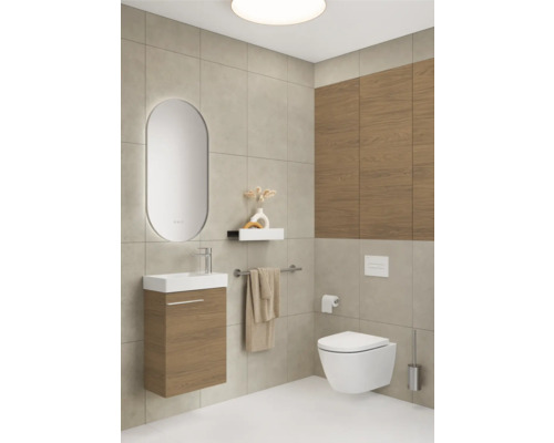 Modernes Badezimmer mit Waschtisch, Spiegel, Toilette und Wandfliesen