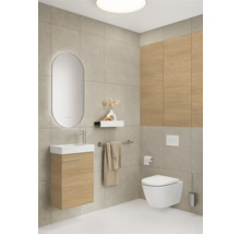 Modernes Badezimmer mit Waschtisch, Spiegel, Wand-WC und Holzpaneelen