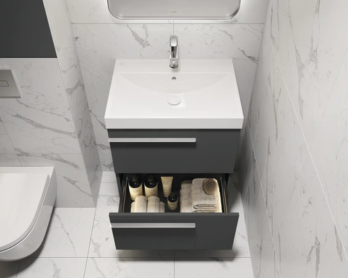Badezimmeransicht mit Waschbeckenunterschrank, geöffneter Schublade und Badutensilien.