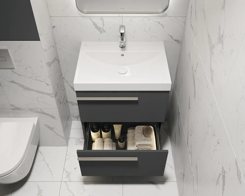 Badezimmer Waschbeckenunterschrank mit offenem Auszug und Pflegeprodukten