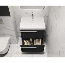 Badezimmer mit Waschtischunterschrank mit Auszug, Waschbecken und Armatur