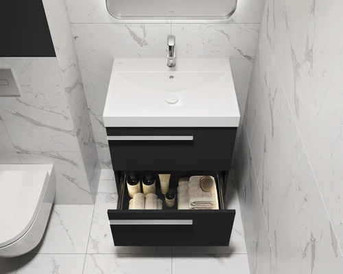 Badezimmer mit Waschtischunterschrank mit Auszug, Waschbecken und Armatur