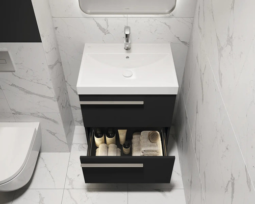 Badezimmer Szene mit Waschbeckenunterschrank, Armatur und geöffneter Schublade mit Badutensilien vor weißem Marmorhintergrund