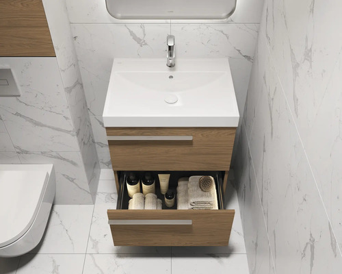 Badezimmer mit Waschbeckenunterschrank, Schublade offen, Armaturen, Pflegeprodukte und Handtücher