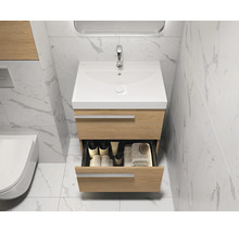 Badezimmer mit Waschbeckenunterschrank, Waschbecken, Armatur und offenem Schubfach