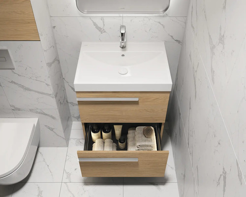 Badezimmer mit Waschbeckenunterschrank, Waschbecken, Armatur und offenem Schubfach