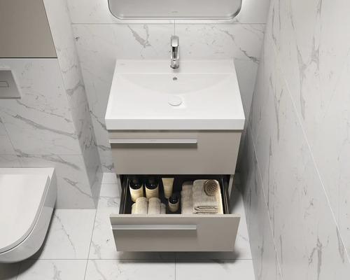 Badezimmer mit Waschbeckenunterschrank, Waschbecken und offenem Schubfach zur Aufbewahrung von Badutensilien