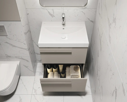 Badezimmer mit Waschbeckenunterschrank, offenem Schubfach und Armatur