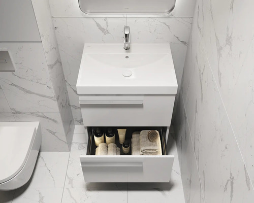 Modernes Badezimmer mit weißem Waschtisch, offenem Schubfach und Marmorfliesen