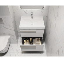 Badezimmer Waschbeckenunterschrank mit Schublade und Armatur vor einer gefliesten Wand